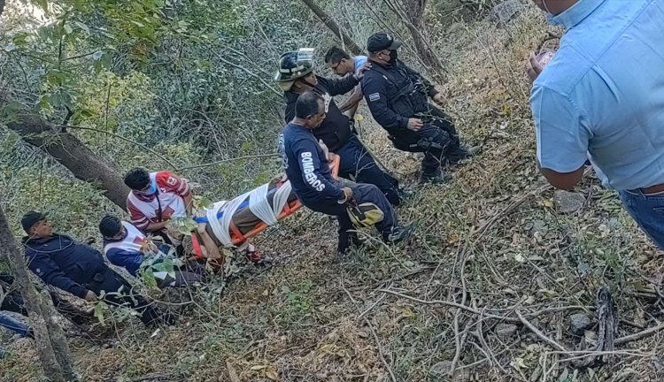 Camioneta cae a un barranco