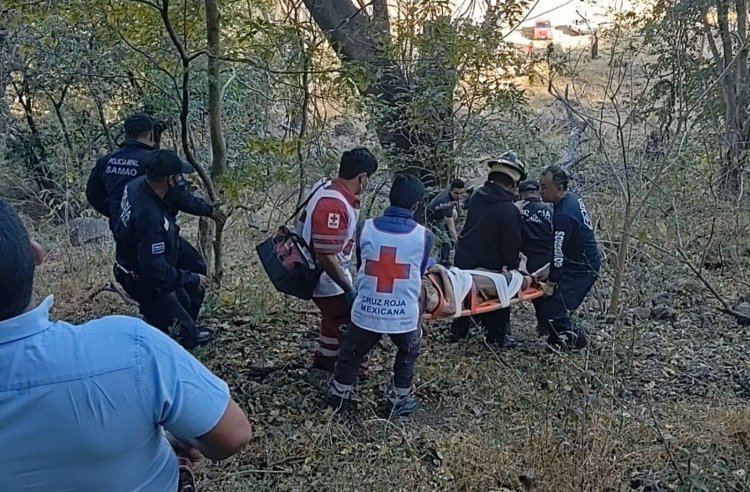 Camioneta cae a un barranco