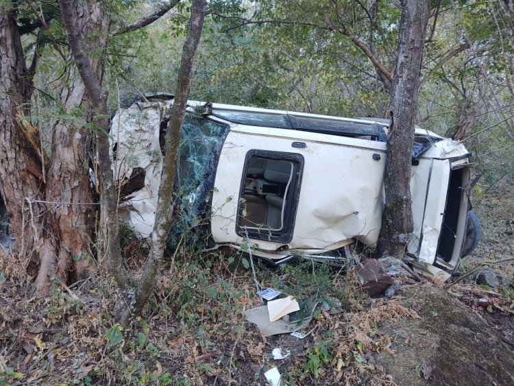 Camioneta cae a un barranco