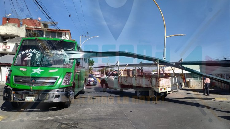 Le meten un monten o viga a camión urbano en Inf Los Fresnos por el parabrisas del frente.