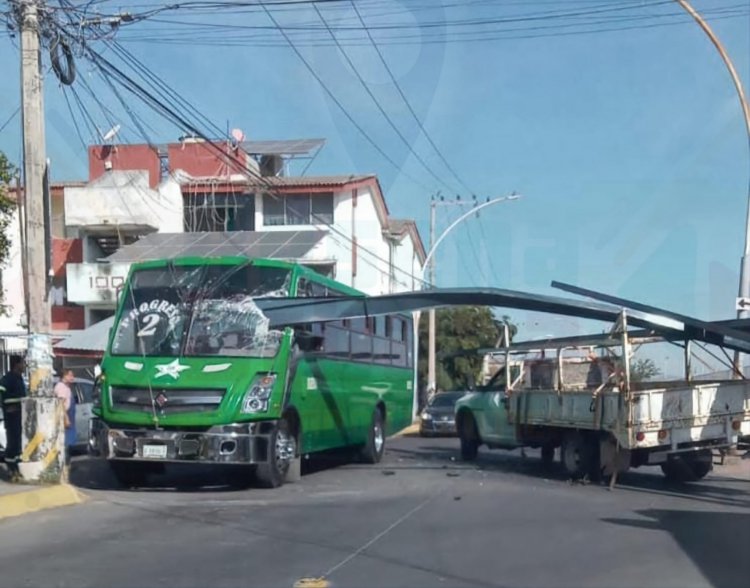 Le meten un monten o viga a camión urbano en Inf Los Fresnos por el parabrisas del frente.