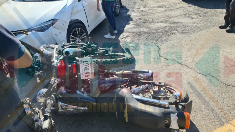 MUJER AL VOLANTE SE LLEVA A DOS MOTOCICLISTA EN AV INSURGENTES