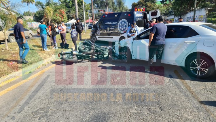 MUJER AL VOLANTE SE LLEVA A DOS MOTOCICLISTA EN AV INSURGENTES