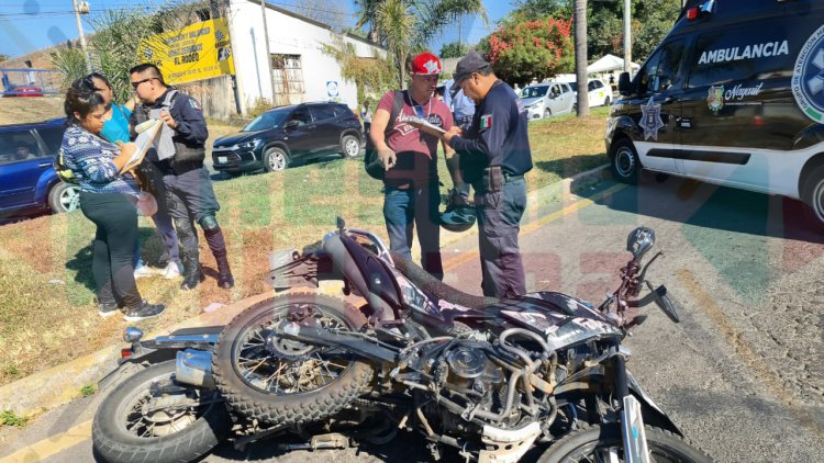 MUJER AL VOLANTE SE LLEVA A DOS MOTOCICLISTA EN AV INSURGENTES