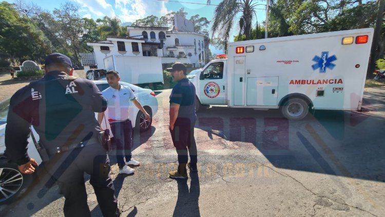 MUJER AL VOLANTE SE LLEVA A DOS MOTOCICLISTA EN AV INSURGENTES