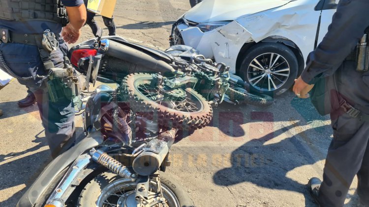 MUJER AL VOLANTE SE LLEVA A DOS MOTOCICLISTA EN AV INSURGENTES