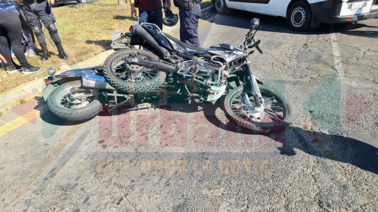 MUJER AL VOLANTE SE LLEVA A DOS MOTOCICLISTA EN AV INSURGENTES