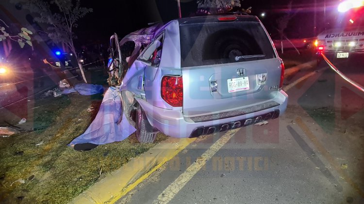 PAREJA DE JÓVENES PIERDEN LA VIDA AL IMPACTARSE EN EL LIBRAMIENTO CARRETERO DE TEPIC
