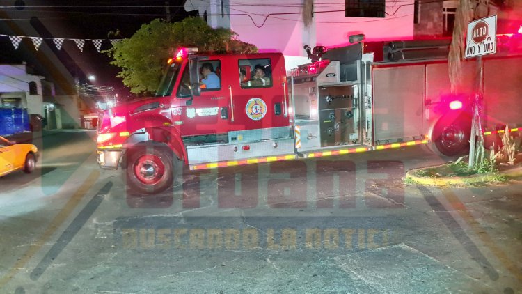 SE INCENDIA SEDAN DE ESTAR ESTACIONADO