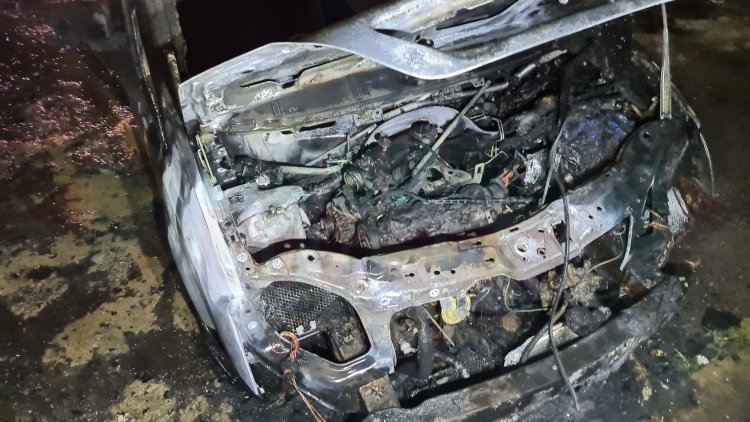 SE INCENDIA SEDAN DE ESTAR ESTACIONADO