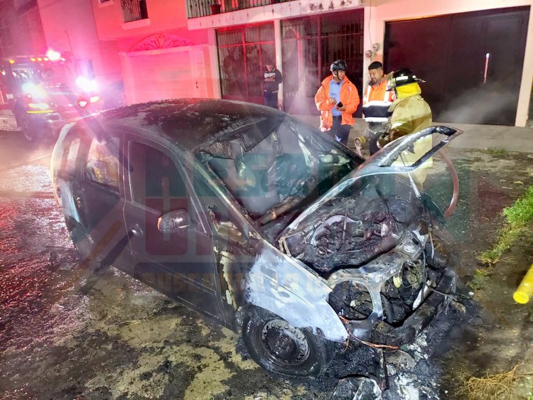 SE INCENDIA SEDAN DE ESTAR ESTACIONADO