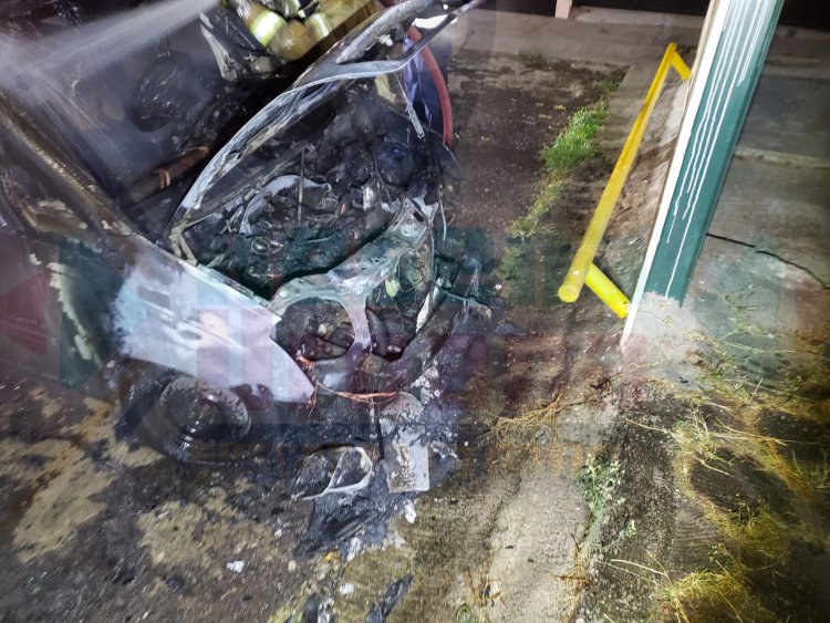 SE INCENDIA SEDAN DE ESTAR ESTACIONADO