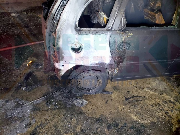 SE INCENDIA SEDAN DE ESTAR ESTACIONADO