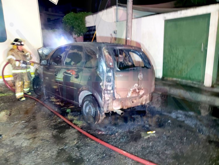 SE INCENDIA SEDAN DE ESTAR ESTACIONADO