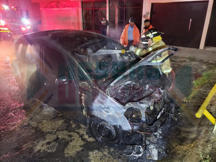 SE INCENDIA SEDAN DE ESTAR ESTACIONADO
