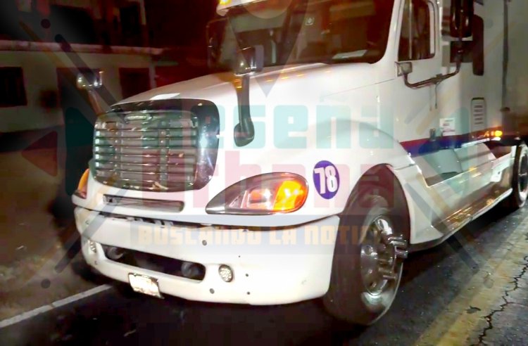 TRÁILER SE ATRAVIESA LA CARRETERA 15 Y SE LE IMPACTA UNA SUV