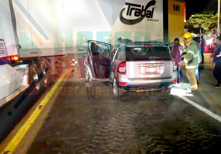 TRÁILER SE ATRAVIESA LA CARRETERA 15 Y SE LE IMPACTA UNA SUV