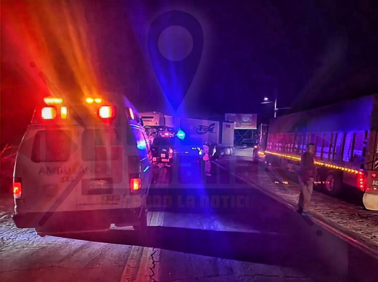 TRÁILER SE ATRAVIESA LA CARRETERA 15 Y SE LE IMPACTA UNA SUV