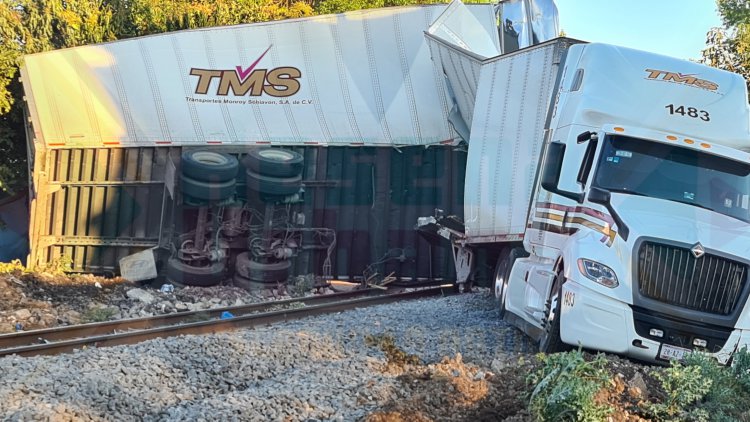 TENIA UNA HORA ENBAMCADO CUANDO SE LO LLEVA EL TREN