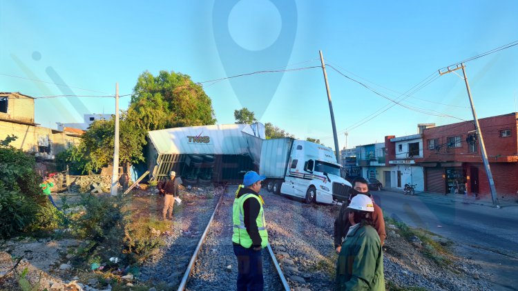 TENIA UNA HORA ENBAMCADO CUANDO SE LO LLEVA EL TREN