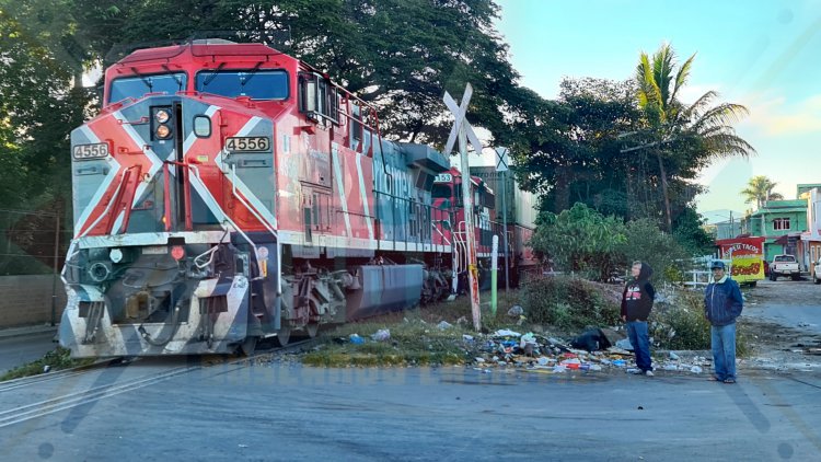 TENIA UNA HORA ENBAMCADO CUANDO SE LO LLEVA EL TREN