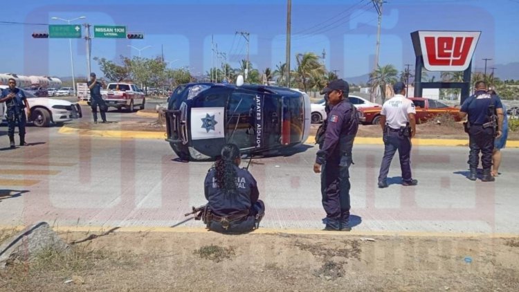PATRULLA ESTATAL TERMINA VOLCADA EN BOULEVARD RIVIERA