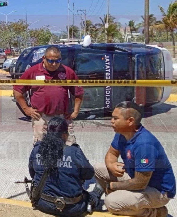 PATRULLA ESTATAL TERMINA VOLCADA EN BOULEVARD RIVIERA