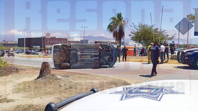 PATRULLA ESTATAL TERMINA VOLCADA EN BOULEVARD RIVIERA