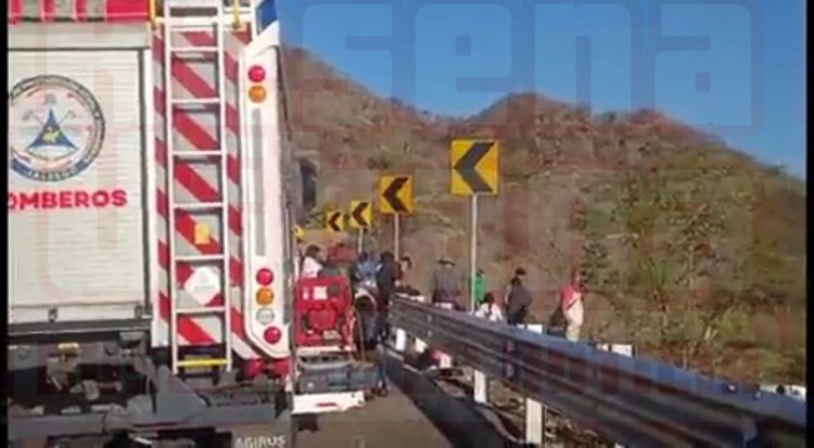 AUTOBUZASO EN LA AUTOPISTA GDL-TPC