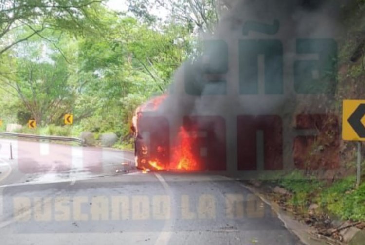 AUTOBUS DEL NAYAR SE INCENDIA EN LA AUTOPISTA TPC-MZT