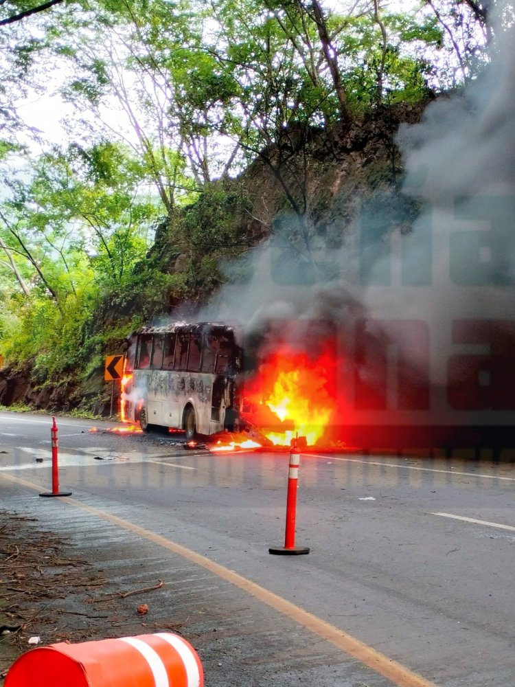 AUTOBUS DEL NAYAR SE INCENDIA EN LA AUTOPISTA TPC-MZT