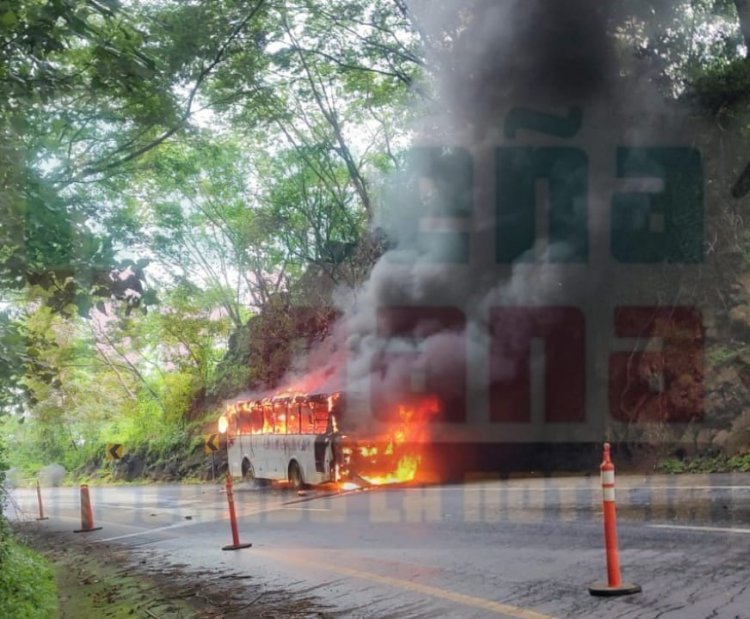AUTOBUS DEL NAYAR SE INCENDIA EN LA AUTOPISTA TPC-MZT