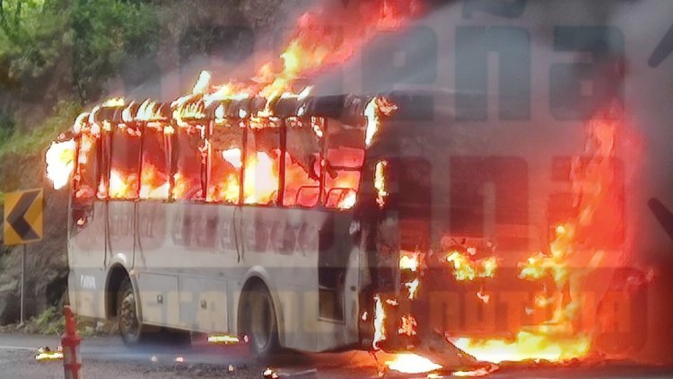 AUTOBUS DEL NAYAR SE INCENDIA EN LA AUTOPISTA TPC-MZT
