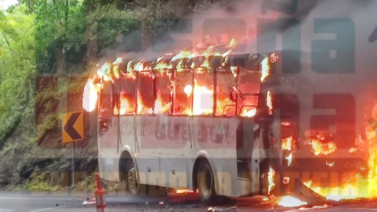 AUTOBUS DEL NAYAR SE INCENDIA EN LA AUTOPISTA TPC-MZT