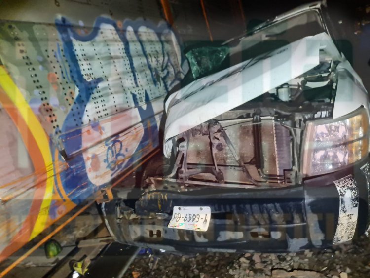SALVA SU VIDA TRABAJADOR DE TELMEX EN LAS VÍAS DEL TREN