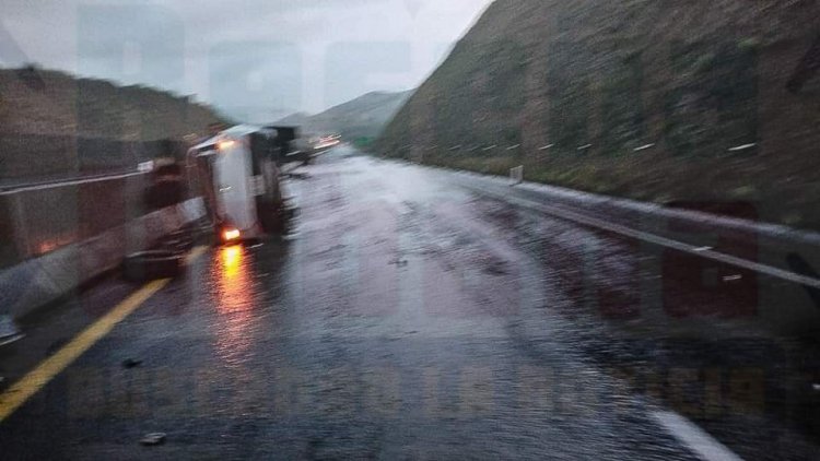 VOLCA VEHICULO EN AUTOPISTA JALA-COMPOSTELA