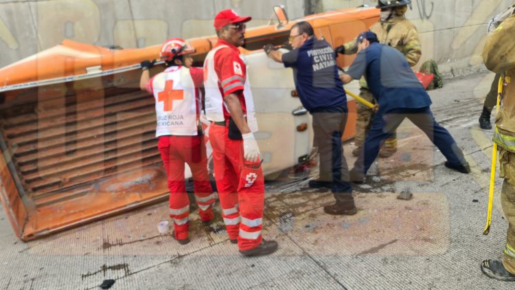 AMANECIDO Y EBRIO PROVOCA VOLCADURA EN EL NODO VIAL