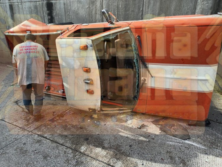 AMANECIDO Y EBRIO PROVOCA VOLCADURA EN EL NODO VIAL