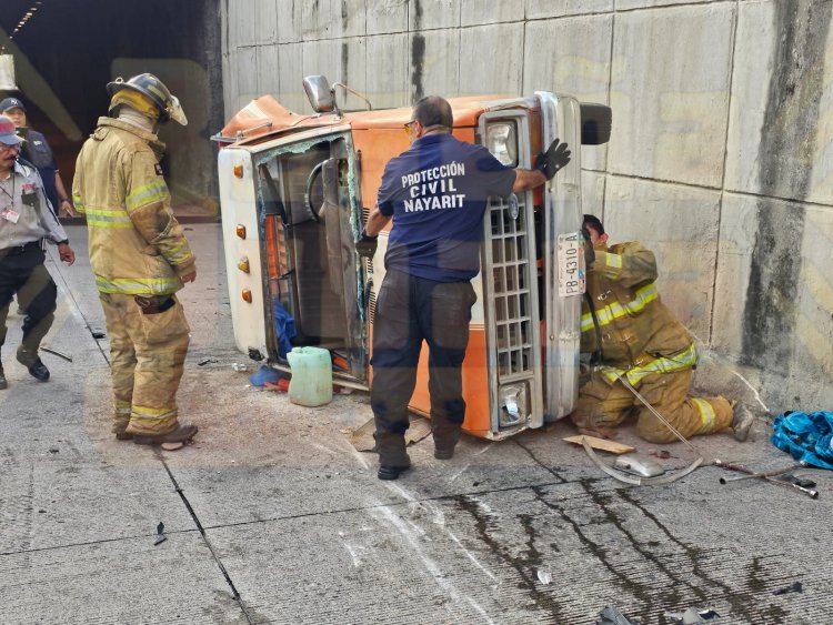 AMANECIDO Y EBRIO PROVOCA VOLCADURA EN EL NODO VIAL