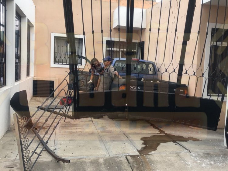 ACCIDENTE DEJA A DOS PERSONAS LESIONADAS AL METERSE A UNA CASA