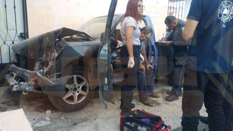 ACCIDENTE DEJA A DOS PERSONAS LESIONADAS AL METERSE A UNA CASA