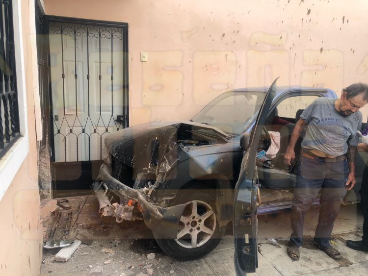 ACCIDENTE DEJA A DOS PERSONAS LESIONADAS AL METERSE A UNA CASA