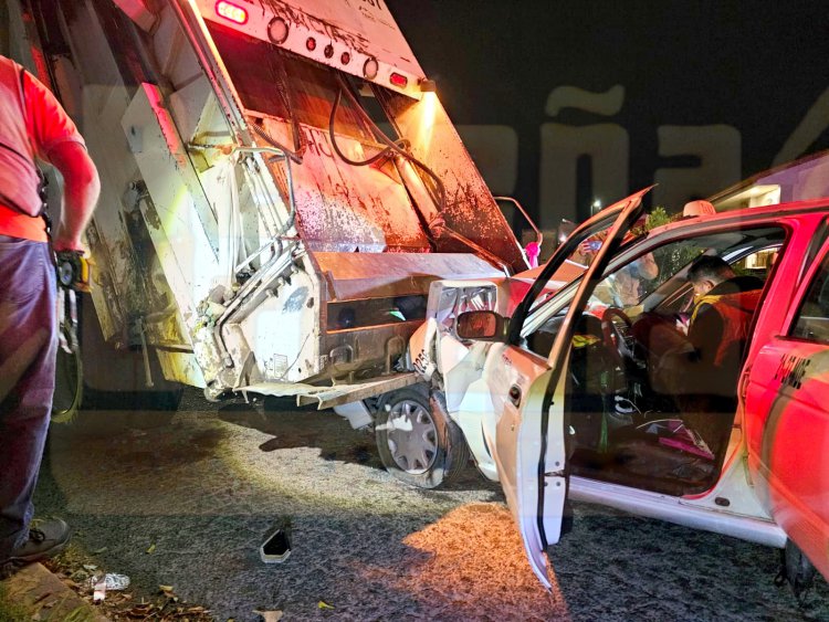MUJER LESIONADA AL METERSE TAXI ABAJO DE UN CAMIÓN