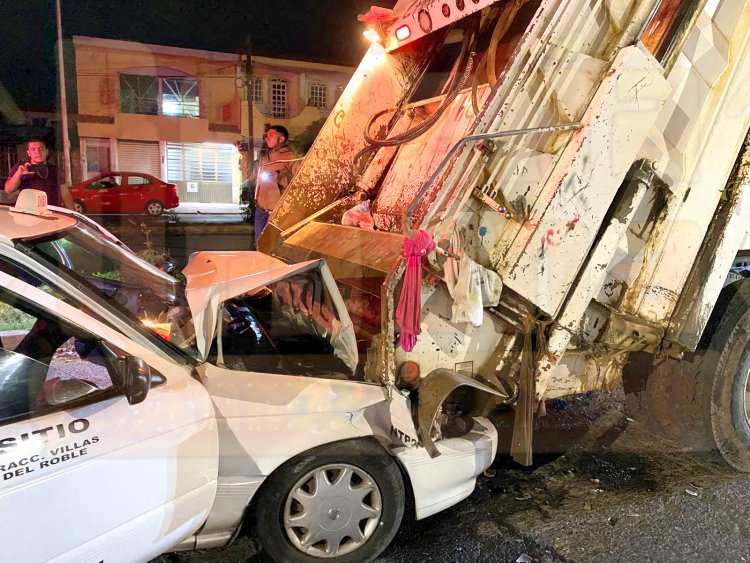 MUJER LESIONADA AL METERSE TAXI ABAJO DE UN CAMIÓN
