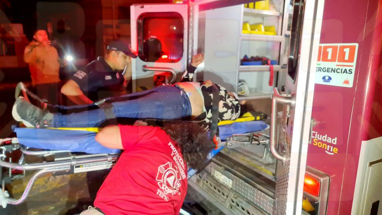 MUJER LESIONADA AL METERSE TAXI ABAJO DE UN CAMIÓN