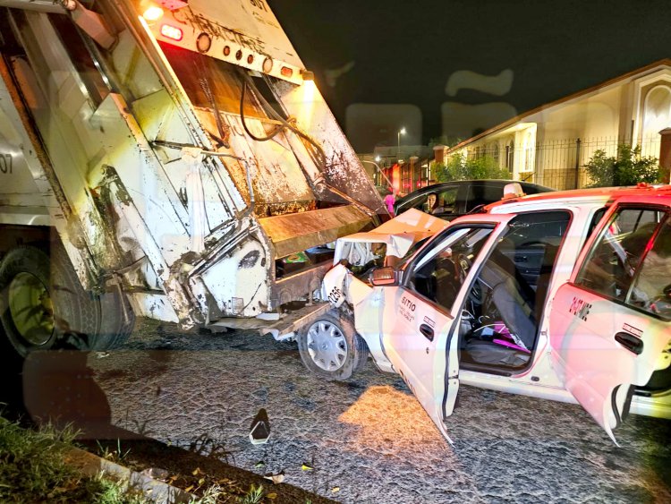 MUJER LESIONADA AL METERSE TAXI ABAJO DE UN CAMIÓN