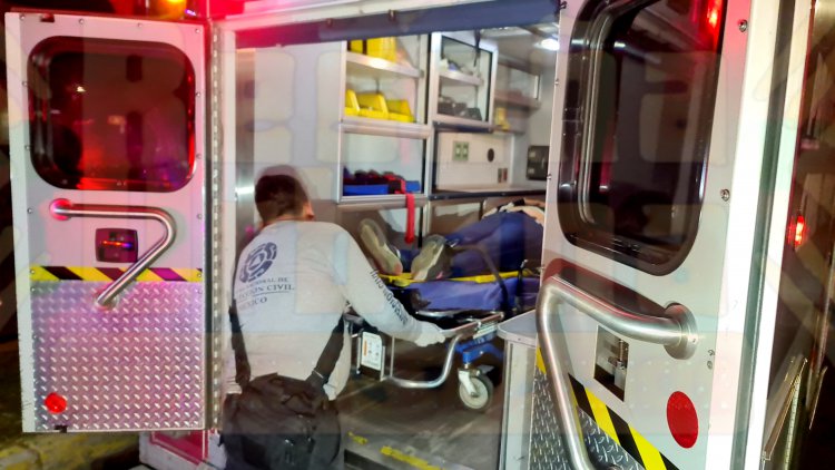 MUJER LESIONADA AL METERSE TAXI ABAJO DE UN CAMIÓN