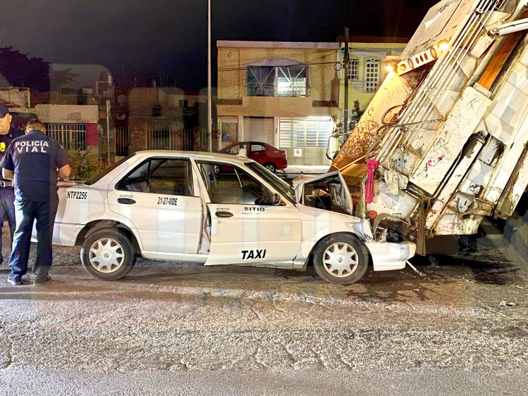 MUJER LESIONADA AL METERSE TAXI ABAJO DE UN CAMIÓN