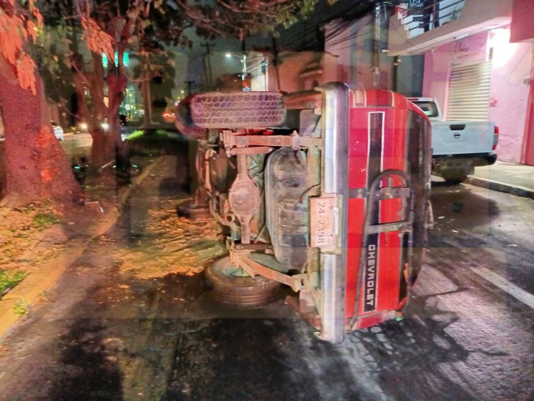 ACCIDENTE CON VOLCADURA DEJA A UNA ADULTA MAYOR LESIONADA