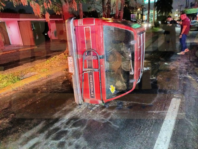ACCIDENTE CON VOLCADURA DEJA A UNA ADULTA MAYOR LESIONADA